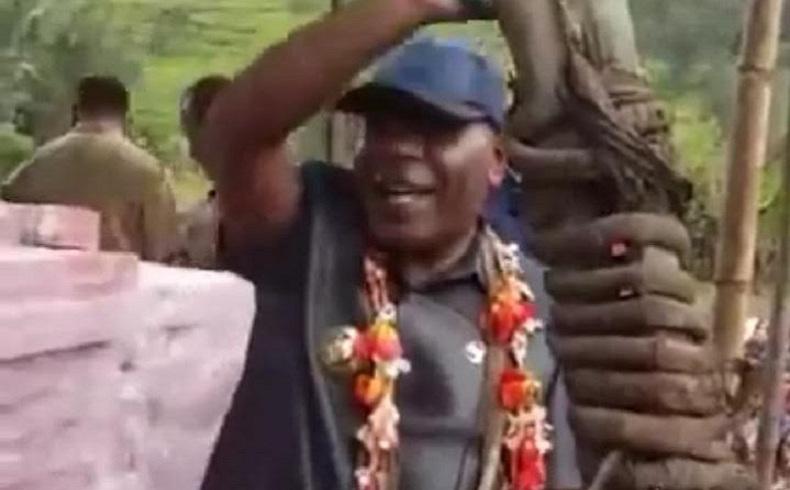 title Viral Bupati Yahukimo di Papua Bawa Tumpukan Uang Dana Desa ke Tengah Lapangan Viral Bupati Yahukimo di Papua Bawa Tumpukan Uang Dana Desa ke Tengah Lapangan