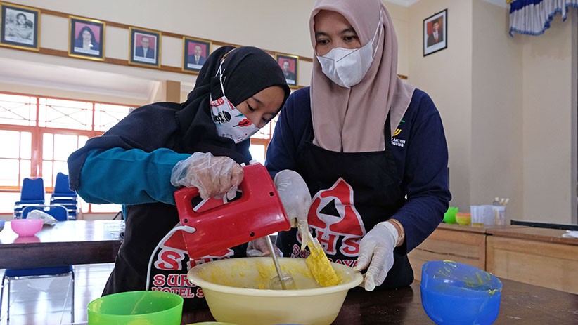 Tingkatkan Keterampilan, Penyandang Disabilitas Belajar Membuat Kue Kering - Bagian 2