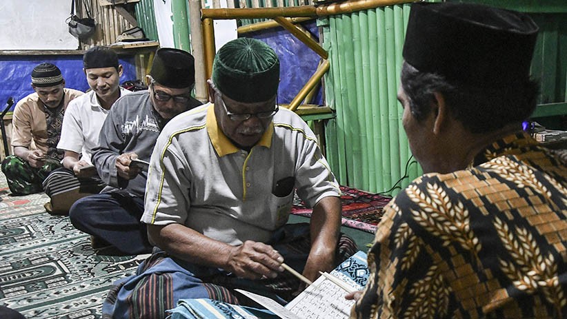 Potret Lansia Belajar Membaca Alquran usai Sholat Tarawih - Bagian 1