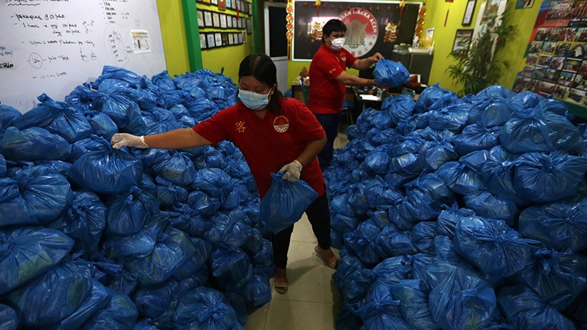 Warga Etnis Tionghoa Salurkan Ribuan Sembako untuk Masyarakat Kurang Mampu - Bagian 1