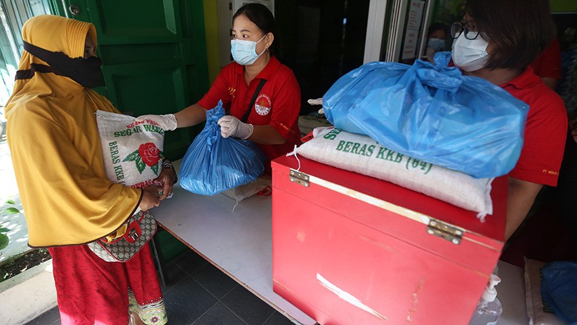 Warga Etnis Tionghoa Salurkan Ribuan Sembako untuk Masyarakat Kurang Mampu - Bagian 2