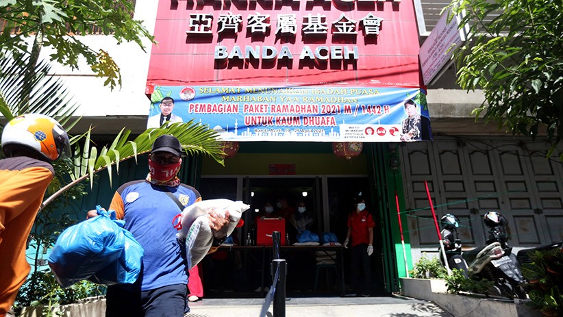 Warga Etnis Tionghoa Salurkan Ribuan Sembako untuk Masyarakat Kurang Mampu - Bagian 3