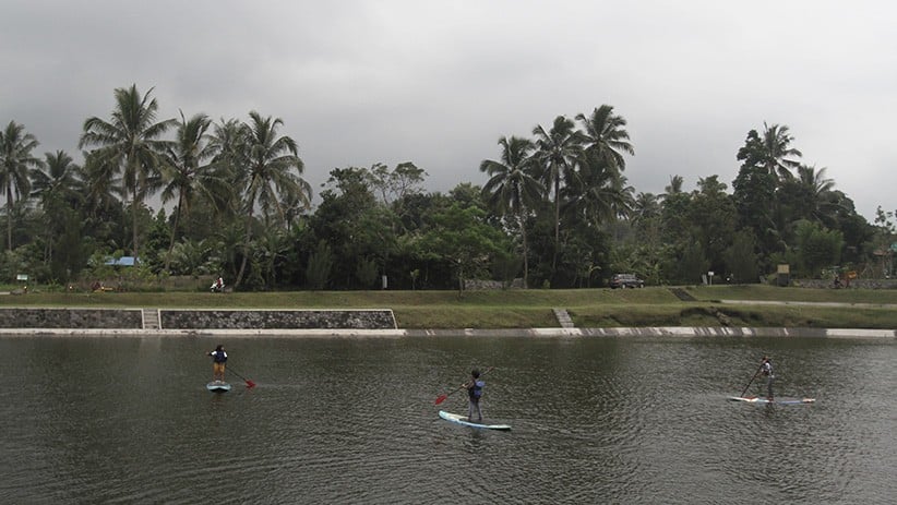 Serunya Bermain Stand Up Paddle di Embung Kaliaji Kaki Gunung Merapi - Bagian 3