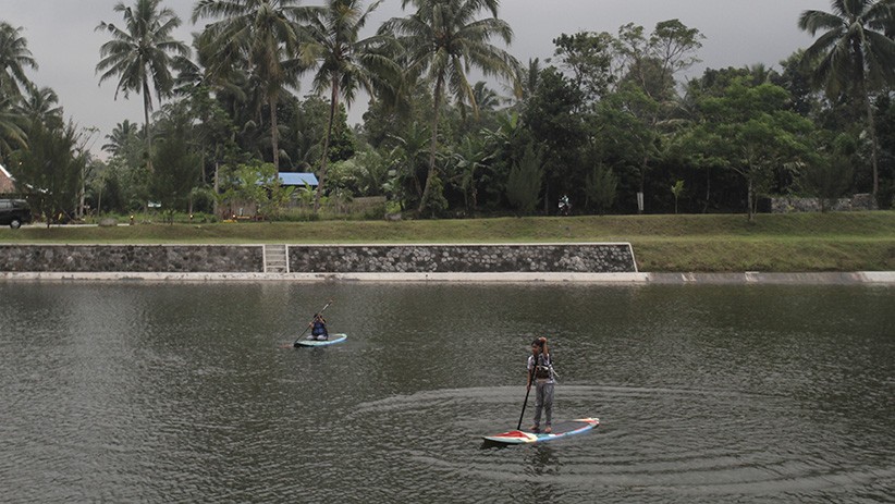 Serunya Bermain Stand Up Paddle di Embung Kaliaji Kaki Gunung Merapi - Bagian 2