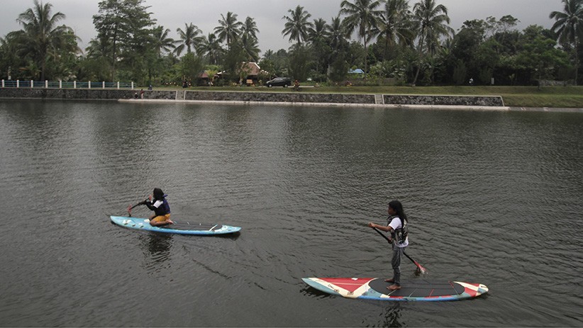 Serunya Bermain Stand Up Paddle di Embung Kaliaji Kaki Gunung Merapi - Bagian 1