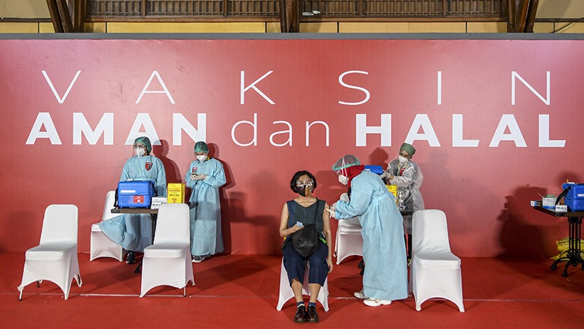 Potret Bimbim, Kaka dan Ridho Slank Disuntik Vaksin Covid-19 - Bagian 3