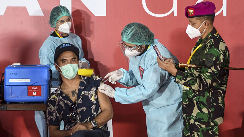 Potret Bimbim, Kaka dan Ridho Slank Disuntik Vaksin Covid-19 - Bagian 2
