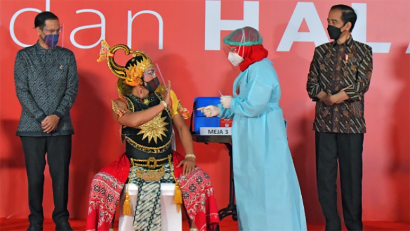 Presiden Jokowi bersama Para Menteri Tinjau Vaksinasi Seniman dan Budayawan - Bagian 2
