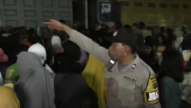 title Demi BLT UMKM, Warga Medan Mengantre di Bank Tengah Malam hingga Dibubarkan Polisi Demi BLT UMKM, Warga Medan Mengantre di Bank Tengah Malam hingga Dibubarkan Polisi