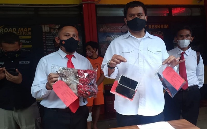 Begal Sadis Tusuk Tangan Sopir Taksi Online lalu Ajak Check In ke Hotel di Bandung