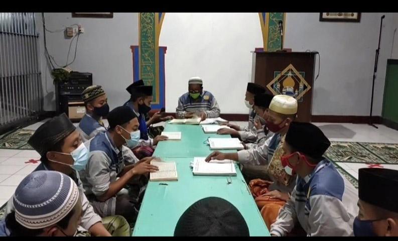 title Penampakan Warga Binaan saat Mengikuti Pengajian dan Tadarus di Rutan Blora Penampakan Warga Binaan saat Mengikuti Pengajian dan Tadarus di Rutan Blora
