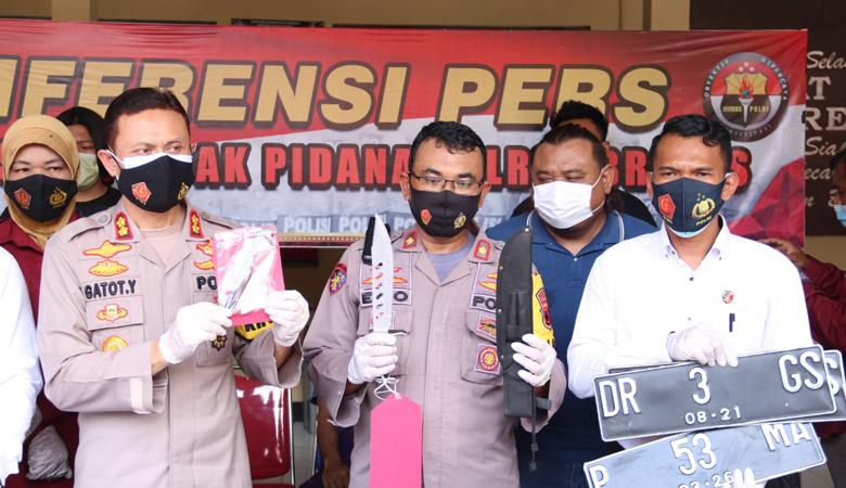 title Detik-Detik Menegangkan Penangkapan Pelaku Percobaan Perampasan Mobil Anak Bupati Brebes Detik-Detik Menegangkan Penangkapan Pelaku Percobaan Perampasan Mobil Anak Bupati Brebes