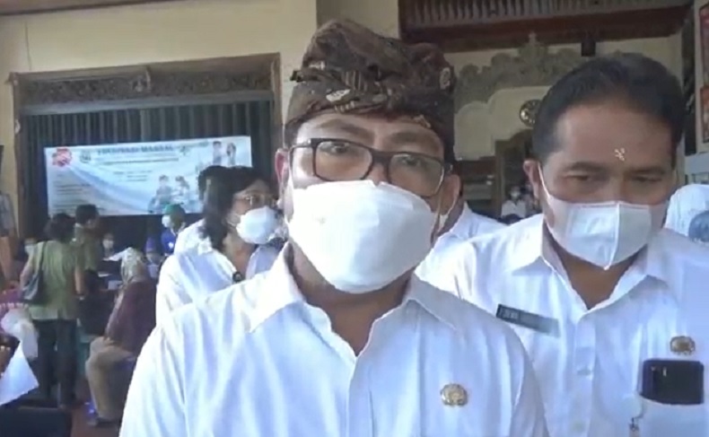title Kejar Target, Vaksinasi Lansia di Denpasar Jemput Bola ke Banjar Kejar Target, Vaksinasi Lansia di Denpasar Jemput Bola ke Banjar