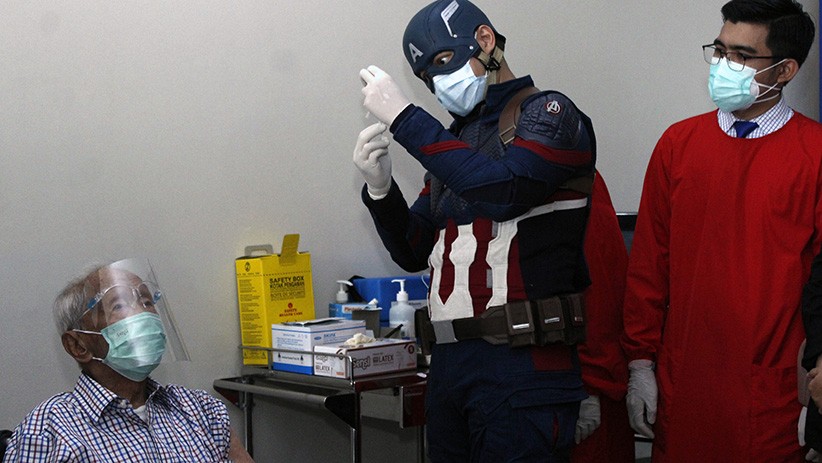 Aksi Captain America Menyuntik Vaksin Covid-19 Lansia 104 Tahun di Bogor - Bagian 1