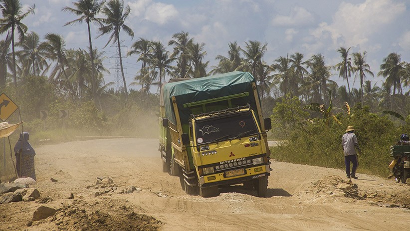 Jalan Nasional Penghubung 2 Provinsi Kalimantan Rusak Parah - Bagian 1