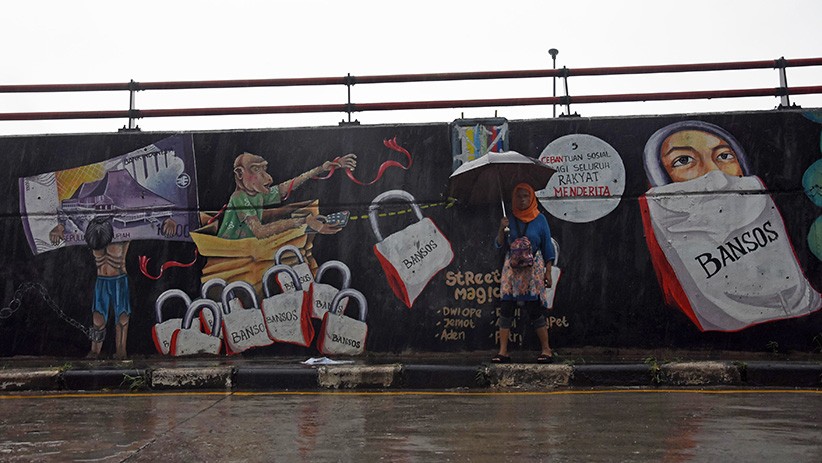 Mural Kritik Korupsi Bansos dan Benih Lobster Warnai Jalan Raya Transyogi - Bagian 1