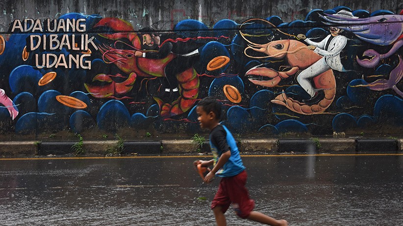 Mural Kritik Korupsi Bansos dan Benih Lobster Warnai Jalan Raya Transyogi - Bagian 3