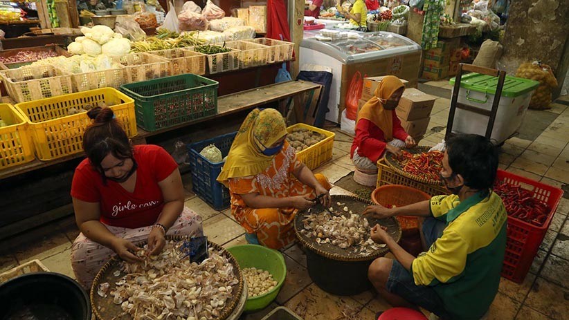 Mendag M Lutfi Cek Harga Bahan Pokok di Pasar Wonokromo Surabaya - Bagian 4