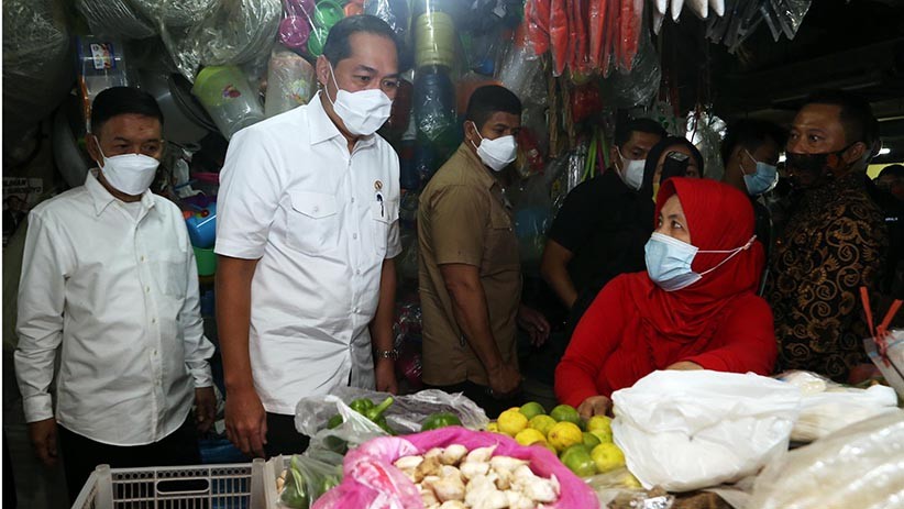 Mendag M Lutfi Cek Harga Bahan Pokok di Pasar Wonokromo Surabaya - Bagian 3