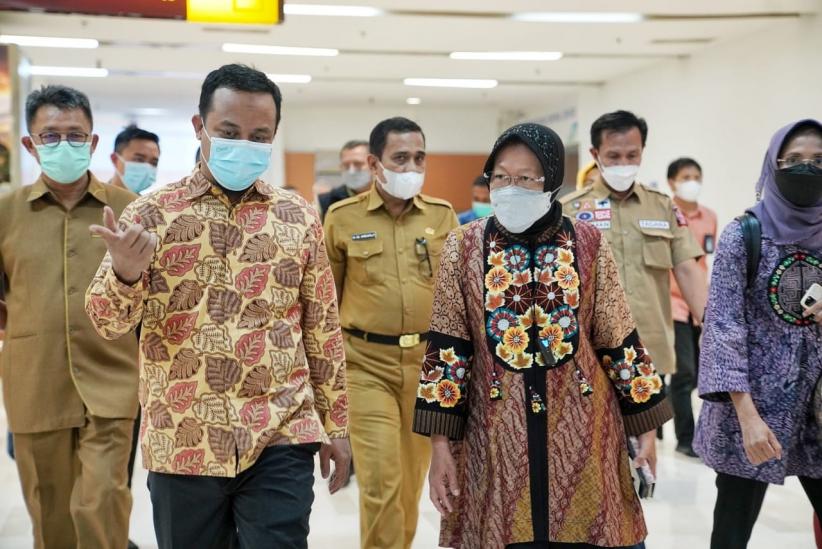 Mensos Risma dan Plt Gubernur Sulsel Jenguk Korban Bom Katedral di RS Bhayangkara