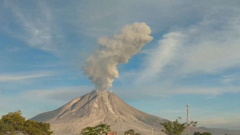 Gunung Sinabung Erupsi Pagi ini, Lontarkan Abu Sejauh 1 Km