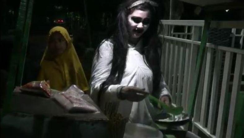 Pakai Kostum Kuntilanak sambil Keliling, Jajanan Pedagang Ini Laris Manis Diserbu Pembeli 