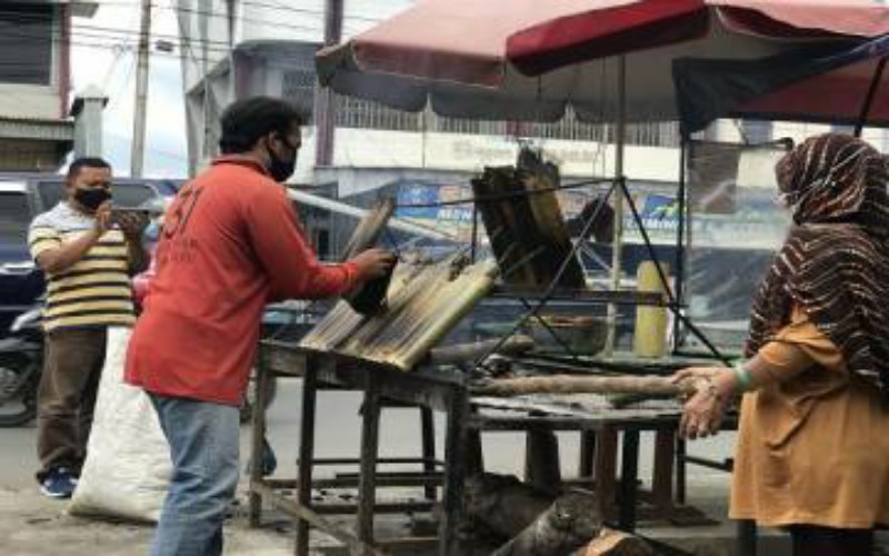 Lemang Daun Larek, Menu Alternatif Berbuka Puasa yang Laris Manis
