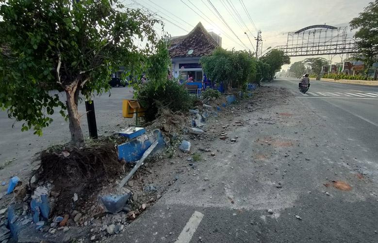 Diduga Sopir Ngantuk, Truk Seruduk Pagar Terminal Rembang hingga Hancur