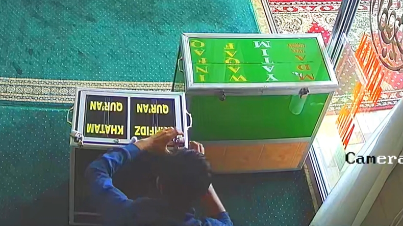 Terekam CCTV, Pria di Bukittinggi Curi Kotak Amal Berisi Uang Rp10 Juta