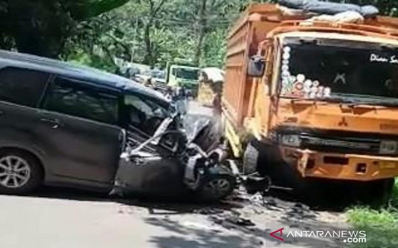 Ngebut, Minibus Tabrakan dengan Tronton di Cikalongkulon Cianjur, 1 Tewas