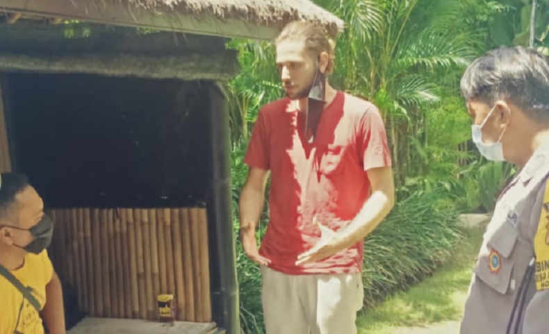 title Viral Curi Helm di Bali, Bule Rusia Tak Ditahan karena Kembalikan Barang Curian Viral Curi Helm di Bali, Bule Rusia Tak Ditahan karena Kembalikan Barang Curian