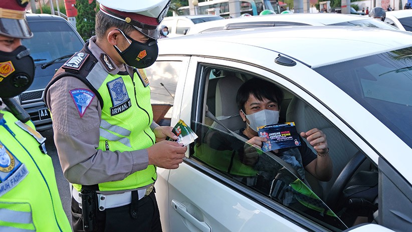 Polantas Kampanye Larangan Mudik dengan Berbagi Takjil dan Masker - Bagian 2