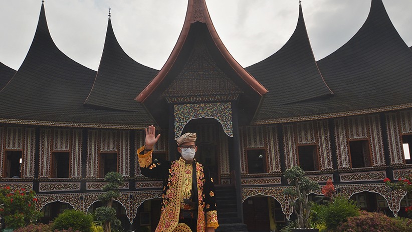 Gaya Menparekraf Sandiaga Uno Pakai Baju Adat Minang Kunjungi Rumah Gadang - Bagian 1