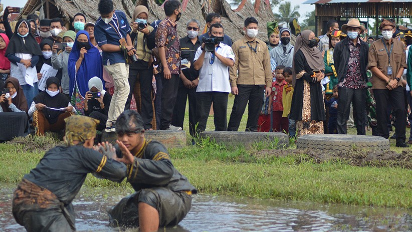 Gaya Menparekraf Sandiaga Uno Pakai Baju Adat Minang Kunjungi Rumah Gadang - Bagian 3