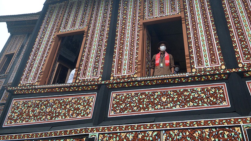 Gaya Menparekraf Sandiaga Uno Pakai Baju Adat Minang Kunjungi Rumah Gadang - Bagian 2