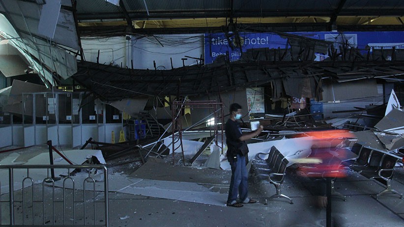 Tim Inafis Polrestabes Surabaya Olah TKP Ambruknya Atap Stasiun Pasar Turi - Bagian 1