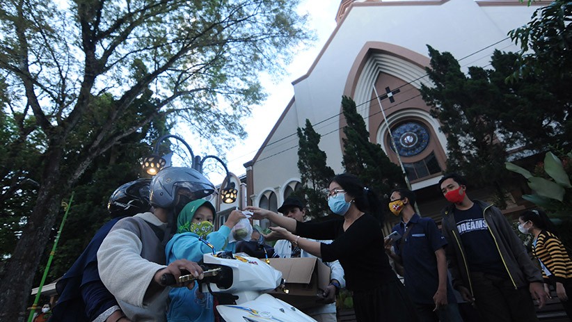 Merawat Toleransi, Umat Katolik Salatiga Bagi-Bagi Takjil di Depan Gereja - Bagian 1