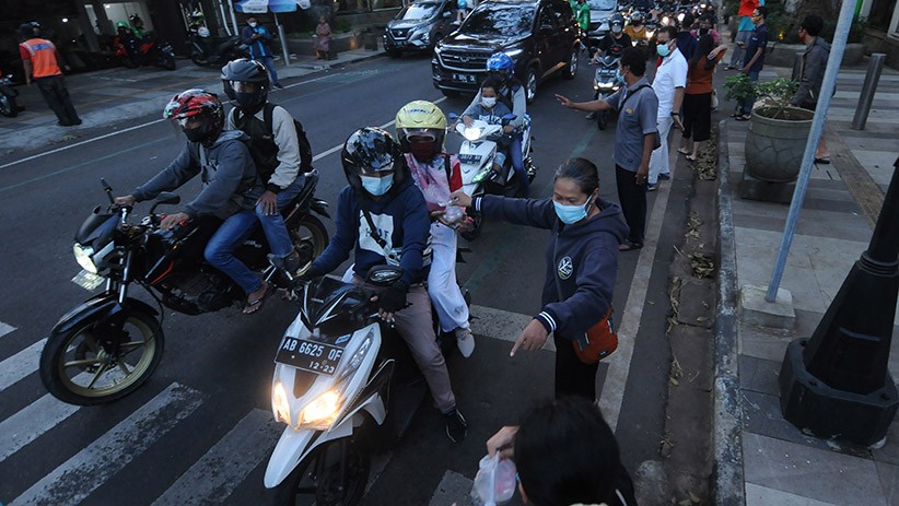 Merawat Toleransi, Umat Katolik Salatiga Bagi-Bagi Takjil di Depan Gereja - Bagian 2