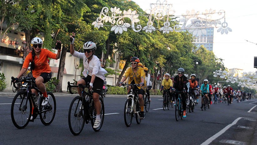 Gowes Keliling Kota Surabaya Memakai Kebaya
