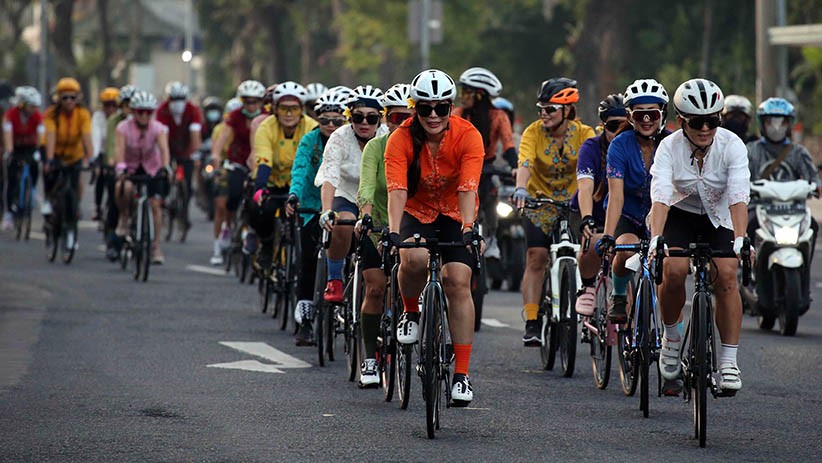 Gowes Keliling Kota Surabaya Memakai Kebaya