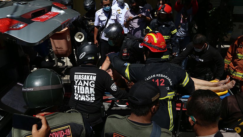 Ruko Terbakar di Surabaya, 3 Orang Terjebak Berhasil Diselamatkan - Bagian 4