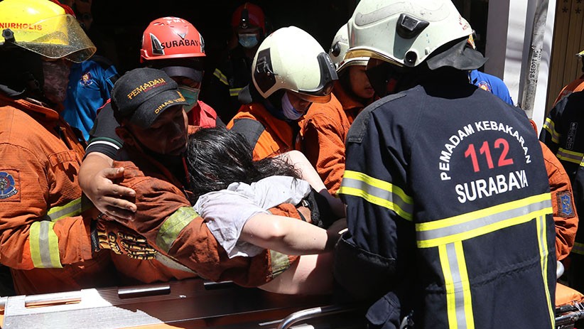 Ruko Terbakar di Surabaya, 3 Orang Terjebak Berhasil Diselamatkan - Bagian 3