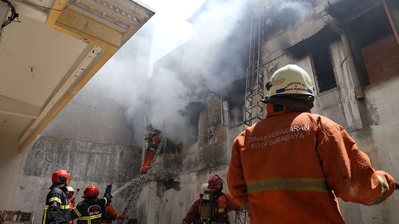 Ruko Terbakar di Surabaya, 3 Orang Terjebak Berhasil Diselamatkan - Bagian 2