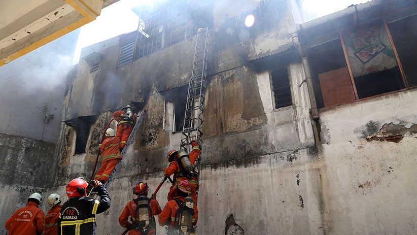 Ruko Terbakar di Surabaya, 3 Orang Terjebak Berhasil Diselamatkan - Bagian 1
