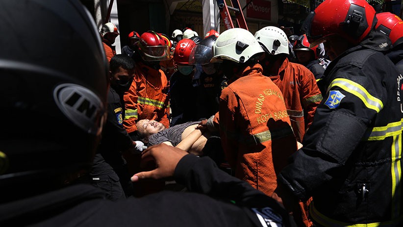 Ruko Terbakar di Surabaya, 3 Orang Terjebak Berhasil Diselamatkan - Bagian 5