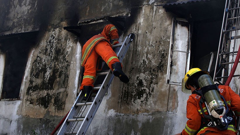 Pahlawan Surabaya, Petugas Pemadam Kebakaran Terkapar usai Selamatkan 3 Nyawa - Bagian 4