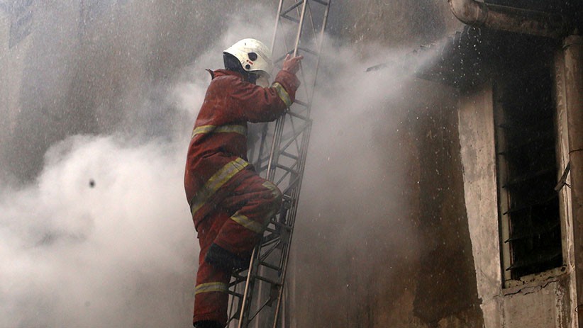 Pahlawan Surabaya, Petugas Pemadam Kebakaran Terkapar usai Selamatkan 3 Nyawa - Bagian 5