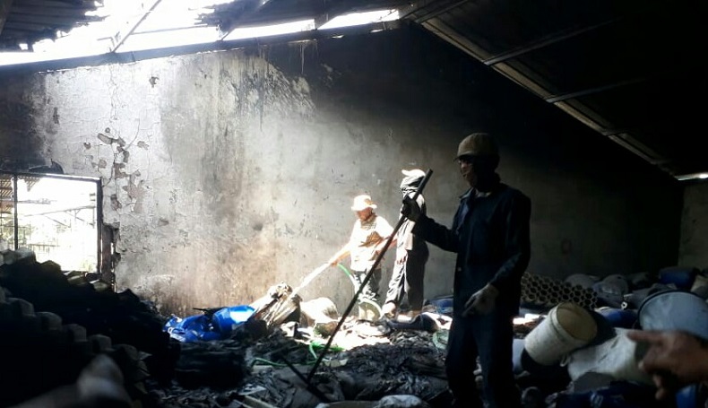 Terkena Percikan Api Las, Gudang Rongsok di Cimahi Terbakar Hebat