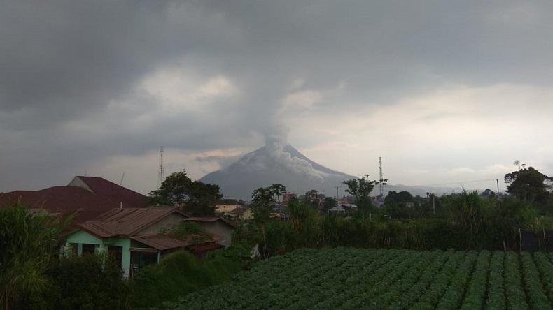 Gunung Sinabung Kembali Luncurkan Guguran Awan Panas Sejauh 2.000 Meter