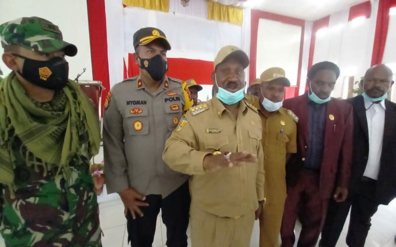 Bupati Puncak Tantang KKB Perang Terbuka: Bukan Laki-Laki Membunuh Guru dan Pelajar